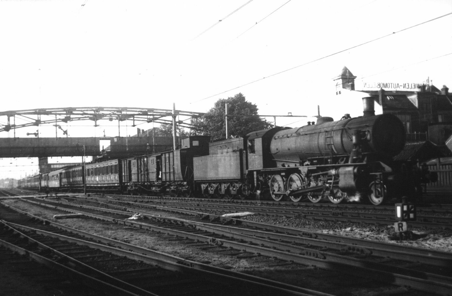 File Hua Afbeelding Van Een Stoomlocomotief Uit De Serie 4300 4400 4500 Austerities Ex War Department Van De N S Met Een Reizigerstrein Te Hilversum Jpg Wikimedia Commons