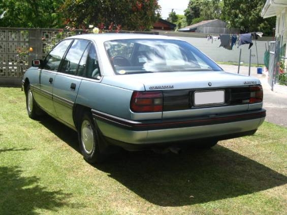 File:Holden Commodore Executive (1988-1990 VN series, New Zealand) 02.jpg