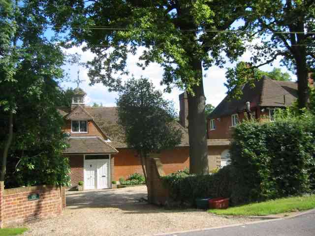 File:House on Carbone Hill "The Ridgeway" near Cuffley - geograph.org.uk - 35235.jpg