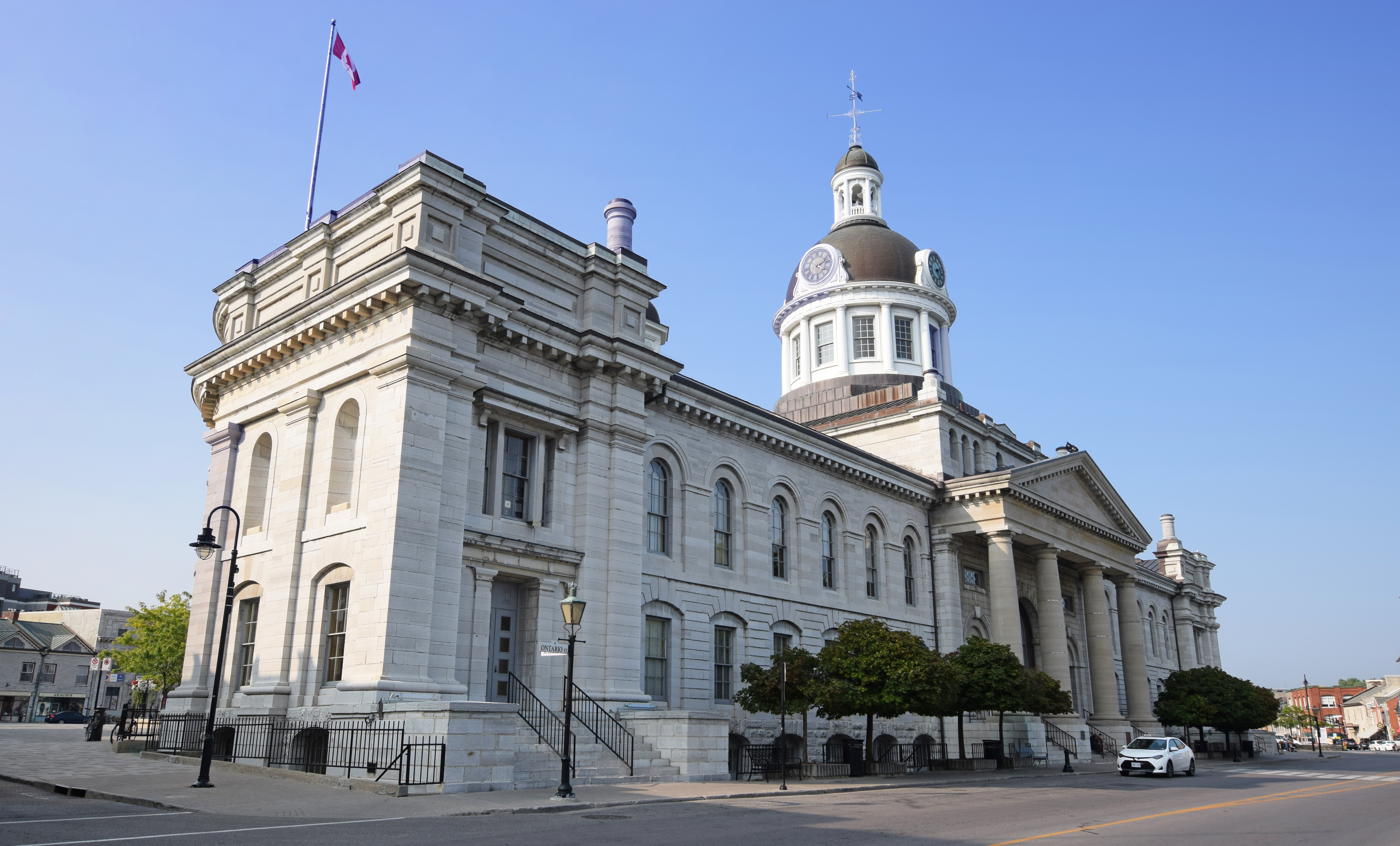 Кингстон сити верриби сити. Kingston City. City Hall Владивосток. Сити Холл Бийск. Кингстон архитектура улицы.