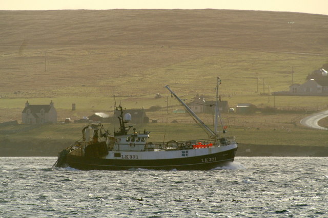 File:LK 371 Defiant passing through Bluemull Sound - geograph.org.uk - 1206030.jpg