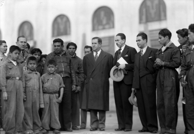 File:Manuel Ávila Camacho y políticos junto a huérfanos, retrato.jpg