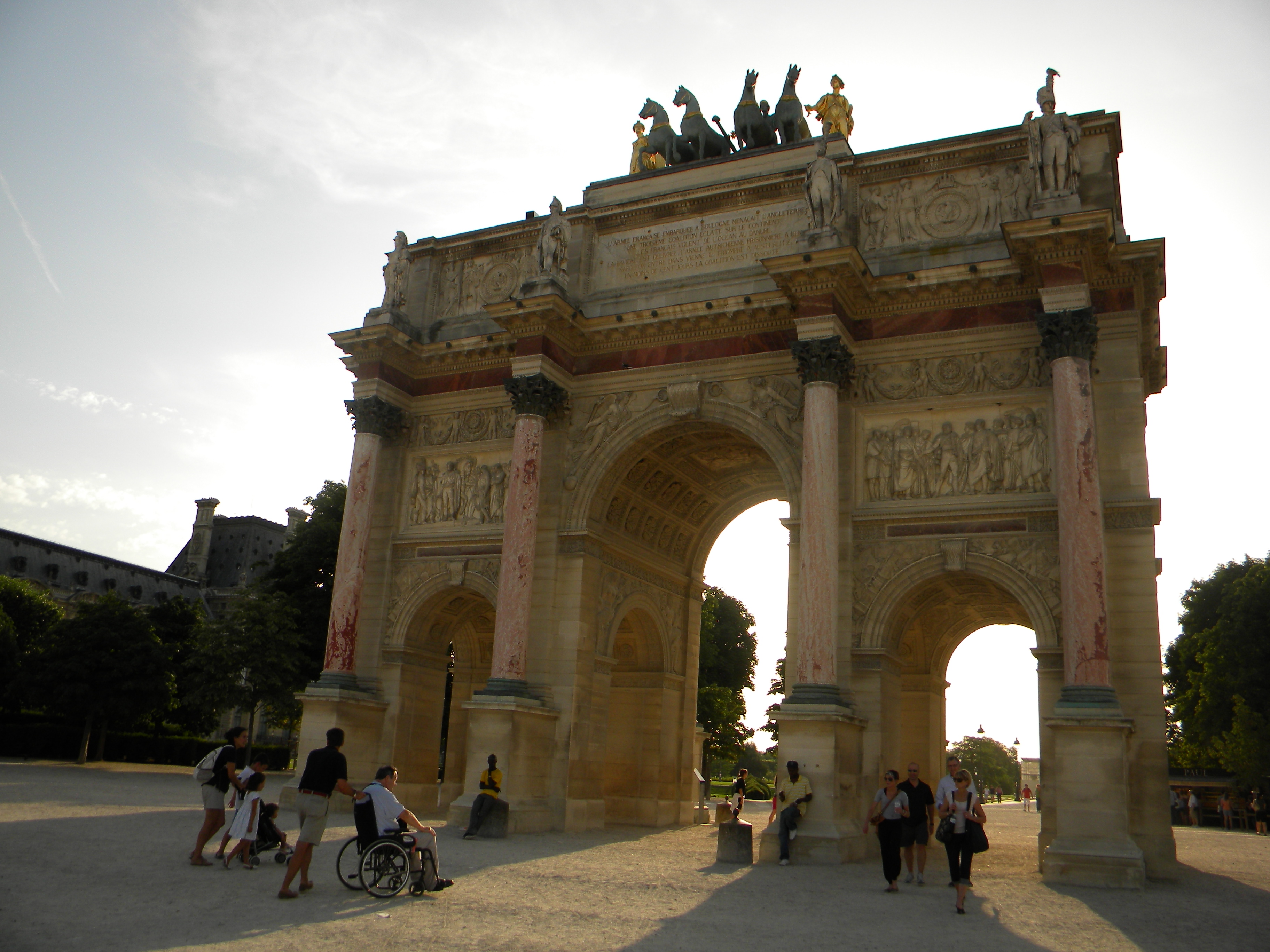 Лувр и триумфальная арка французская ривьера. Триумфальная арка Лувр. Arc de Triomphe du Carrousel. Карузель де Лувр Париж. Лувр Париж Триумфальная арка.