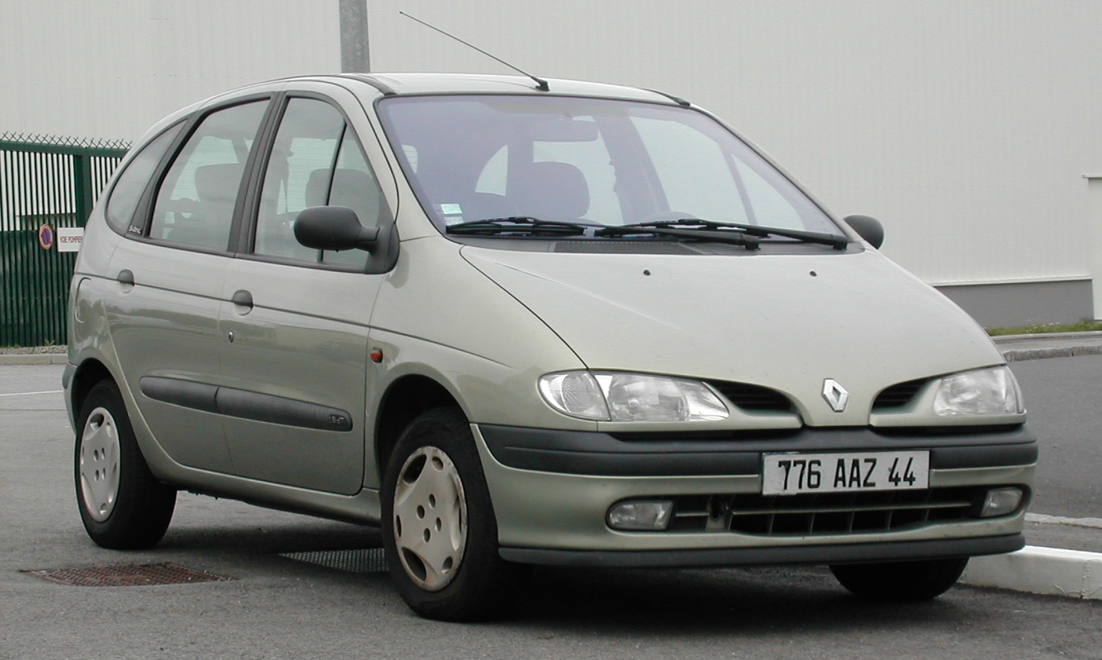 File:Renault Mégane IV chez Roi Merlin (cropped).jpg - Wikipedia