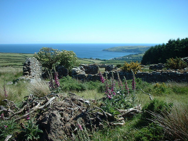 File:Ruined farm buildings above Laxey - geograph.org.uk - 463515.jpg