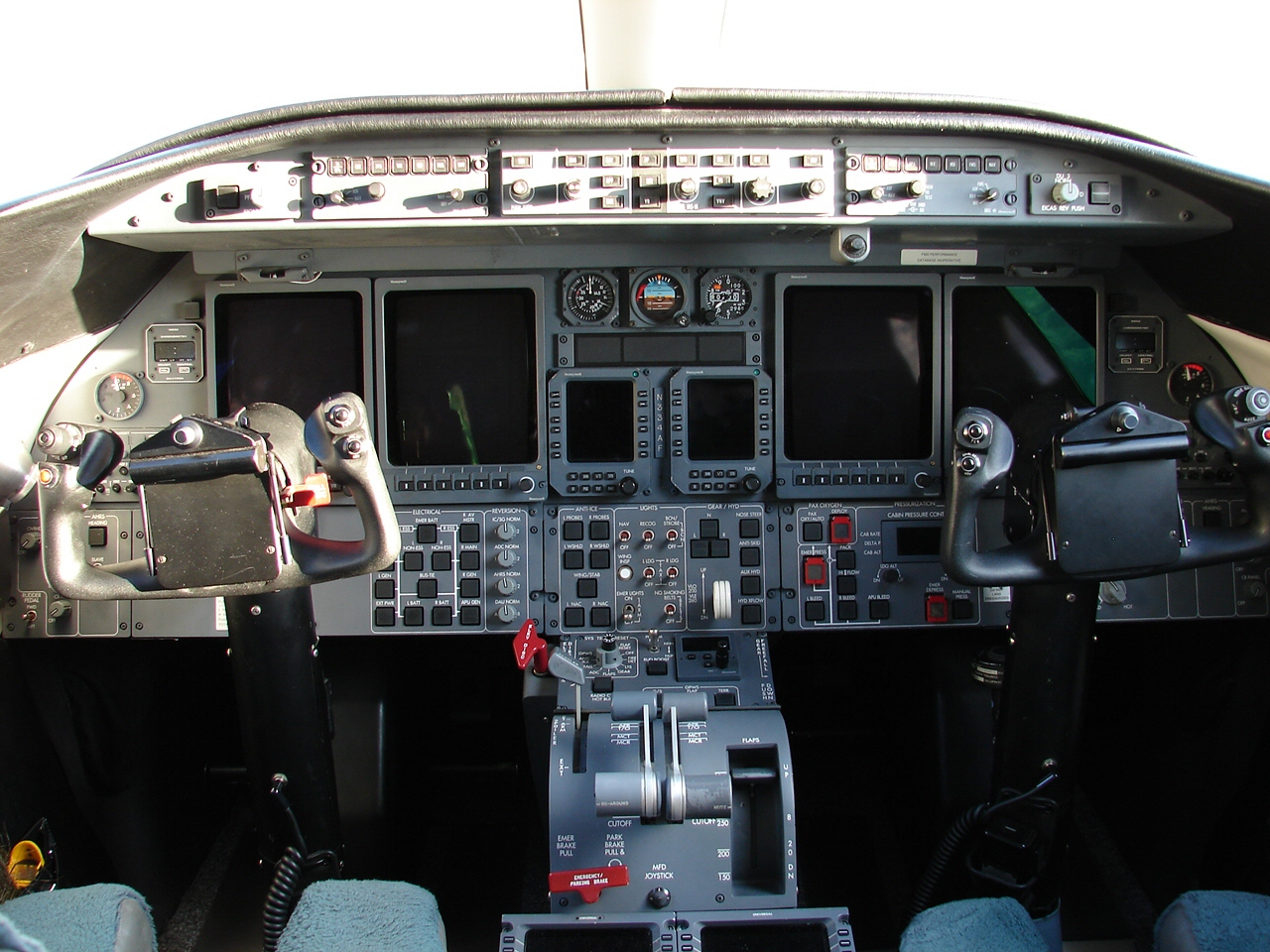 The Learjet 45 cockpit (2511598166).jpg