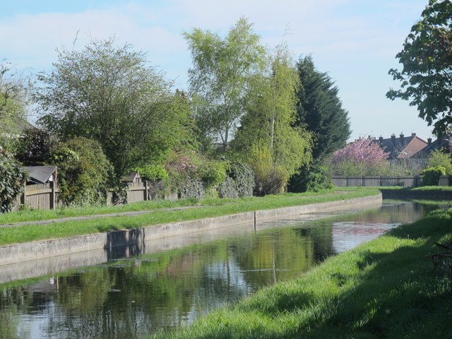 File:The New River running between Apple Grove and Ladysmith Road, EN1 (2) - geograph.org.uk - 4967485.jpg