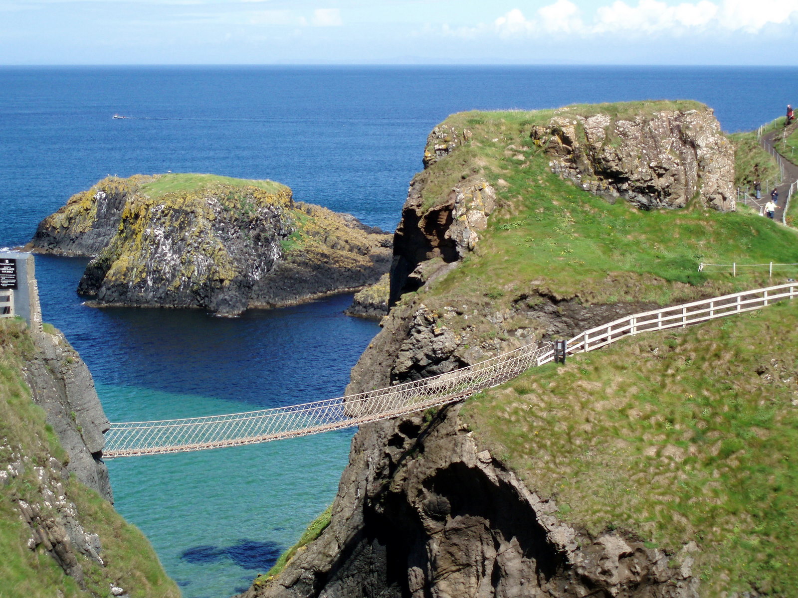 File:The rope bridge at Carrick-a-Rede.jpg - Wikimedia Commons