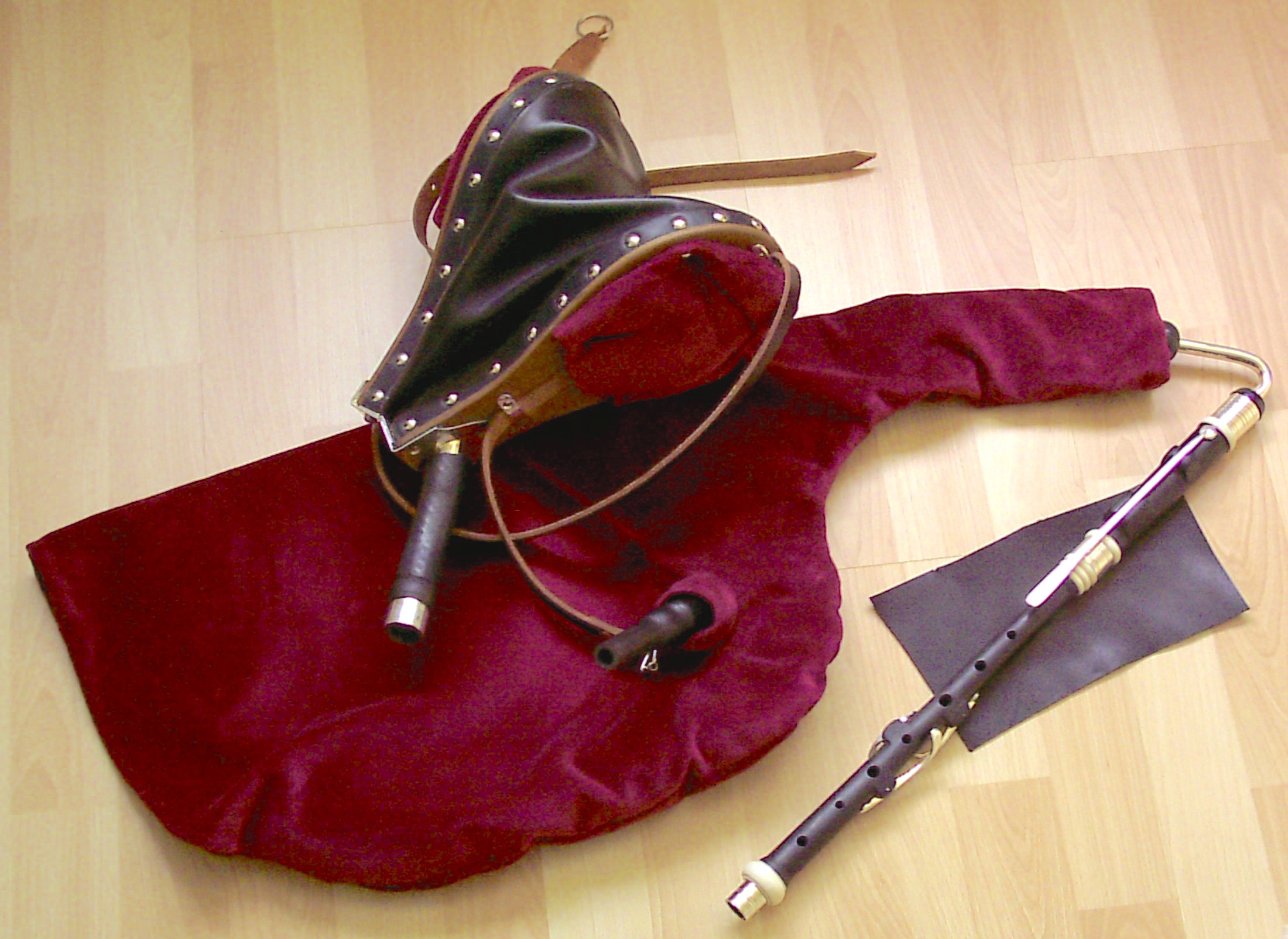 file-uilleann-pipes-practice-set-jpg-wikipedia