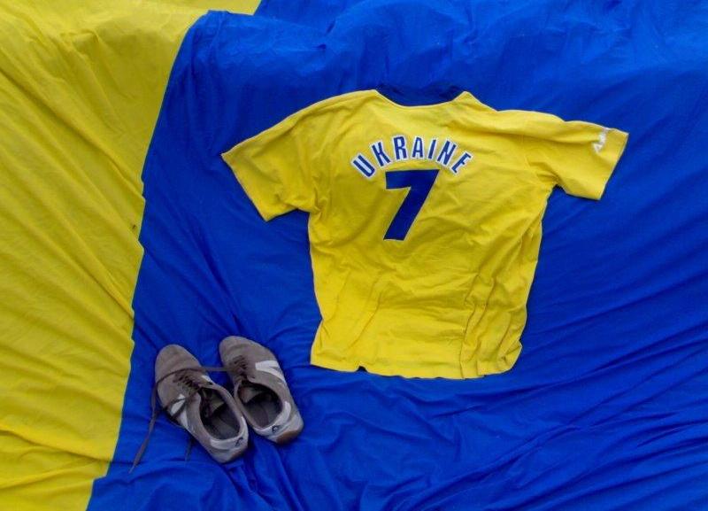 File:Ukrainian fan on vacation.jpg