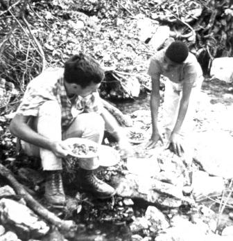 File:VSer Bruce Eash with club members panning for gold (11840961644).jpg