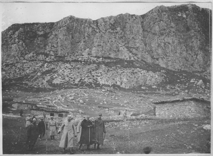File:Visite du général Guillaumat dans la région des lacs Prespa et Okrida (5-7 mars 1918) - Svezda (anciennement) ; Zvezdë (actuellement) - Médiathèque de l'architecture et du patrimoine - APOR146267.jpg