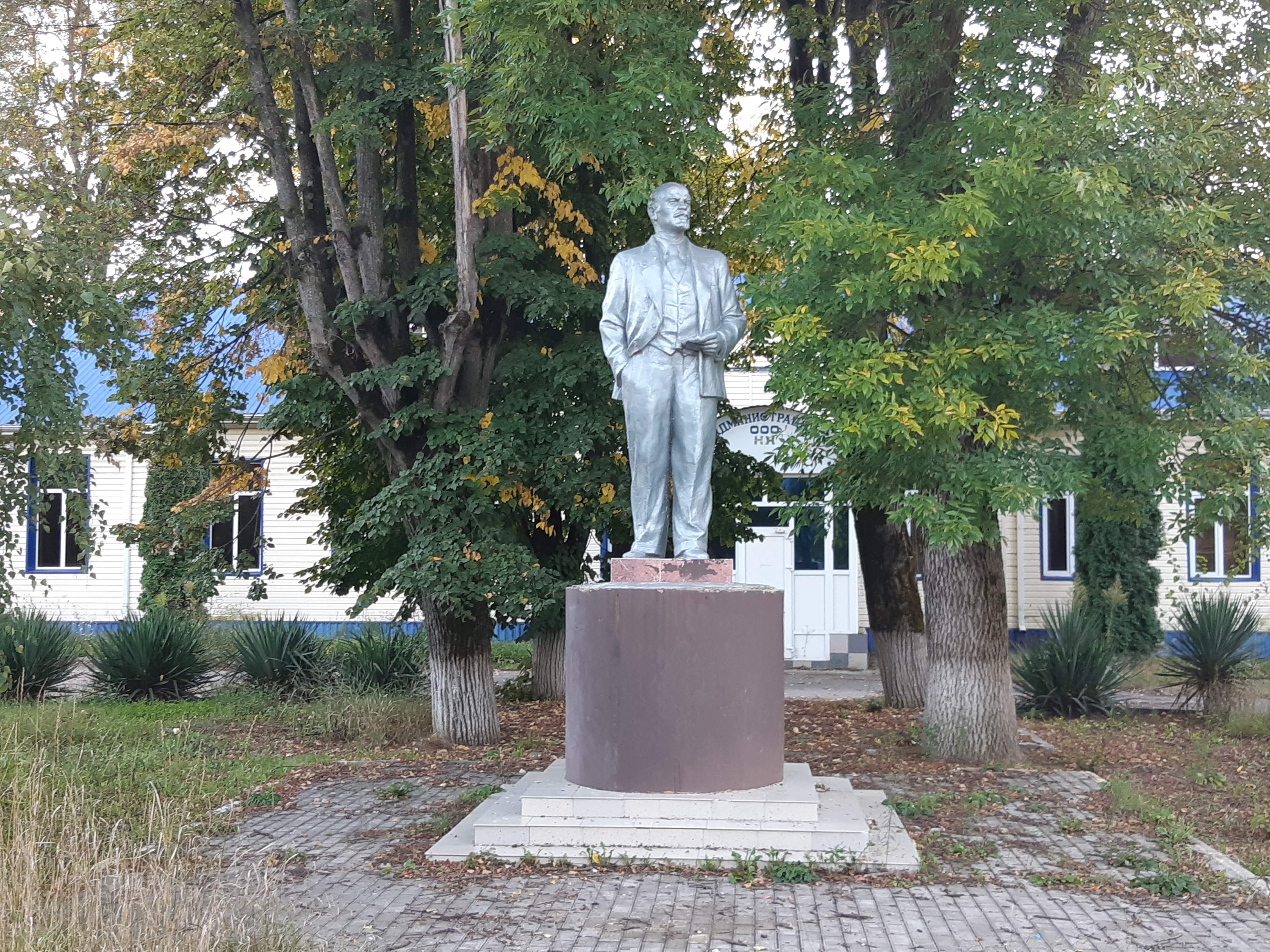 Погода первомайский майкопский. Памятник Ленину в Белоруссии. Кантемировка памятник Ленину. Памятник Ленину с. Карагай. Кушнаренково статуи.