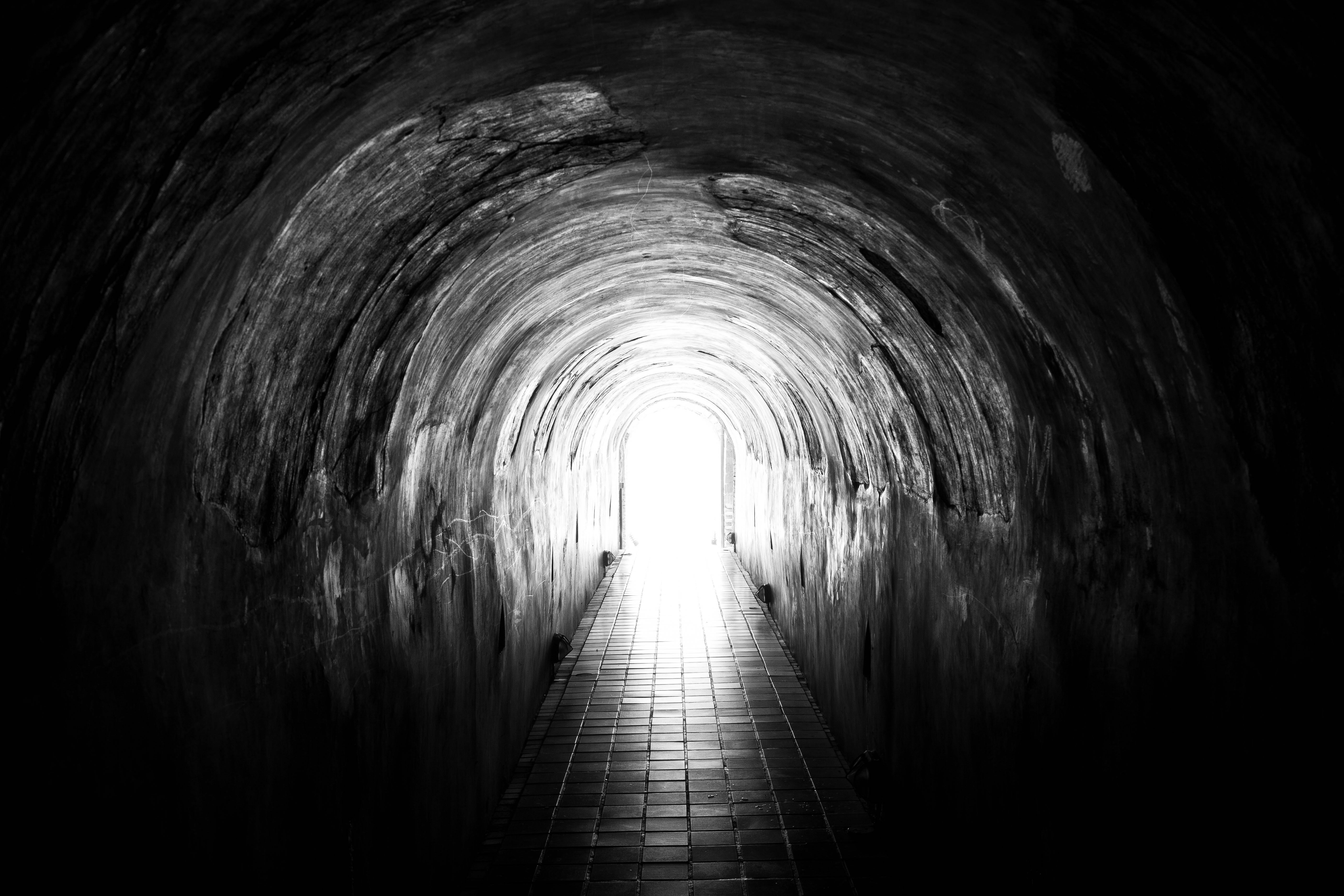 В конце туннеля виден свет. Свет в конце тоннеля. Юелый Свети в конце туекля. Белый свет в конце тоннеля. Свет в тоннеле.