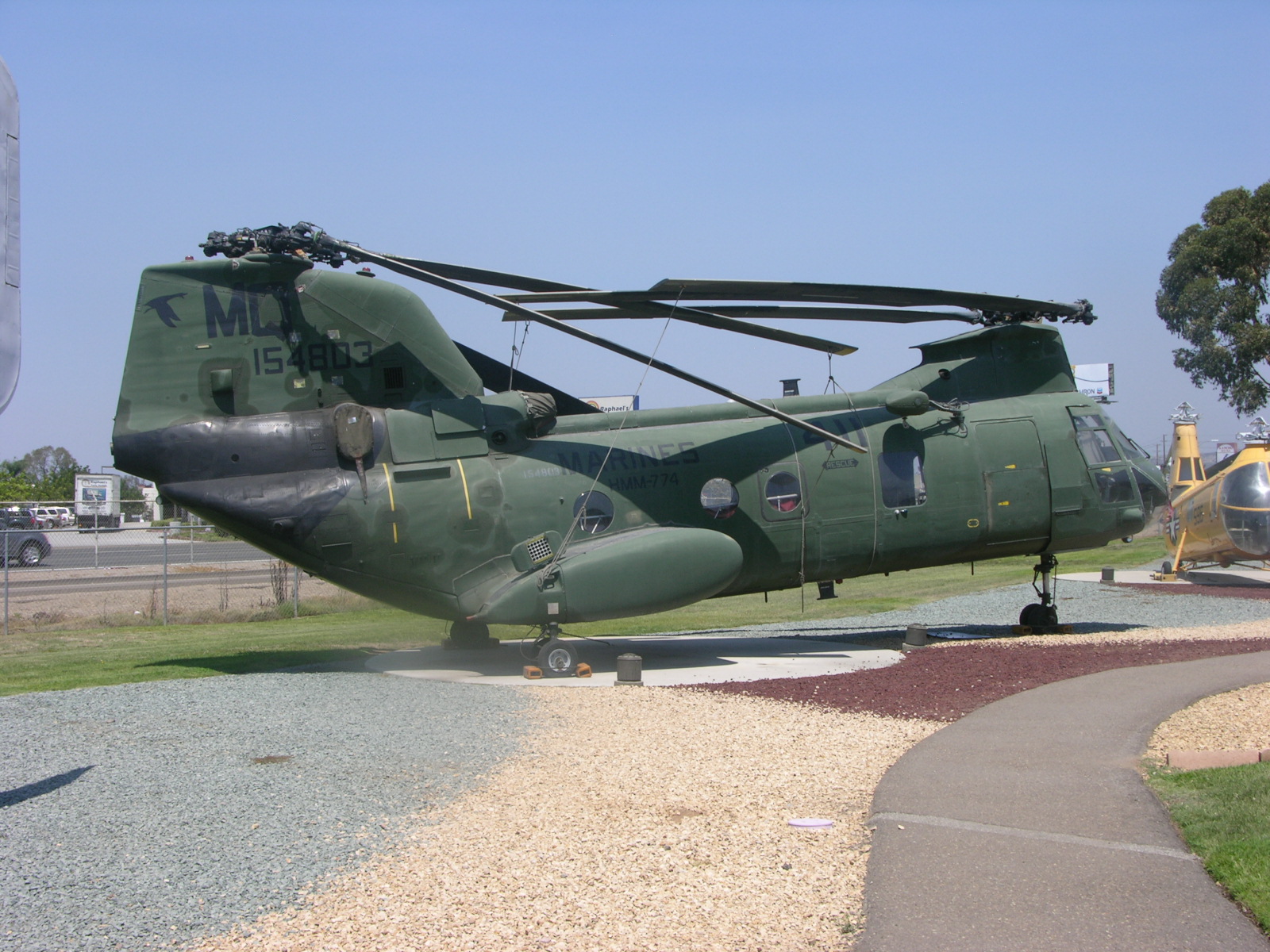 File:154803 MQ-411 a Boeing CH-46E in HMM-764 marks (3266717657).jpg -  Wikimedia Commons