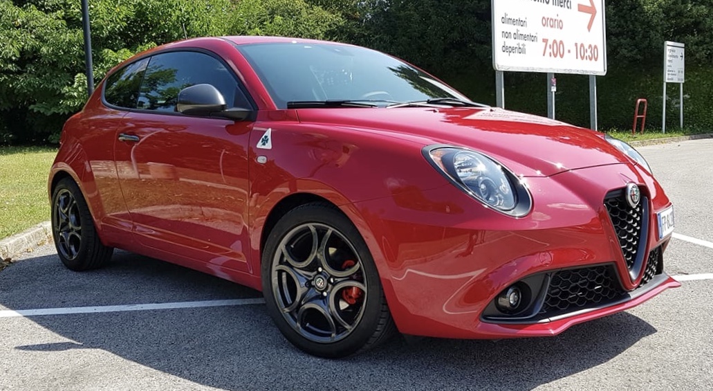 https://upload.wikimedia.org/wikipedia/commons/b/bd/2018_Alfa_Romeo_Mito_1.4_T-Jet_facelift.jpg