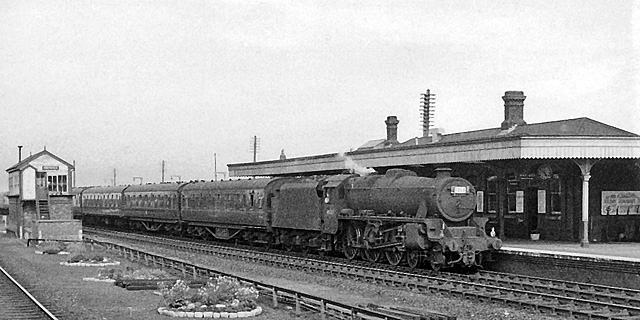 File:Abergele and Pensarn railway station 2063971 902dcc17.jpg