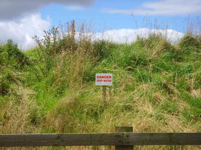 File:Bank leading up to reservoir - geograph.org.uk - 517233.jpg