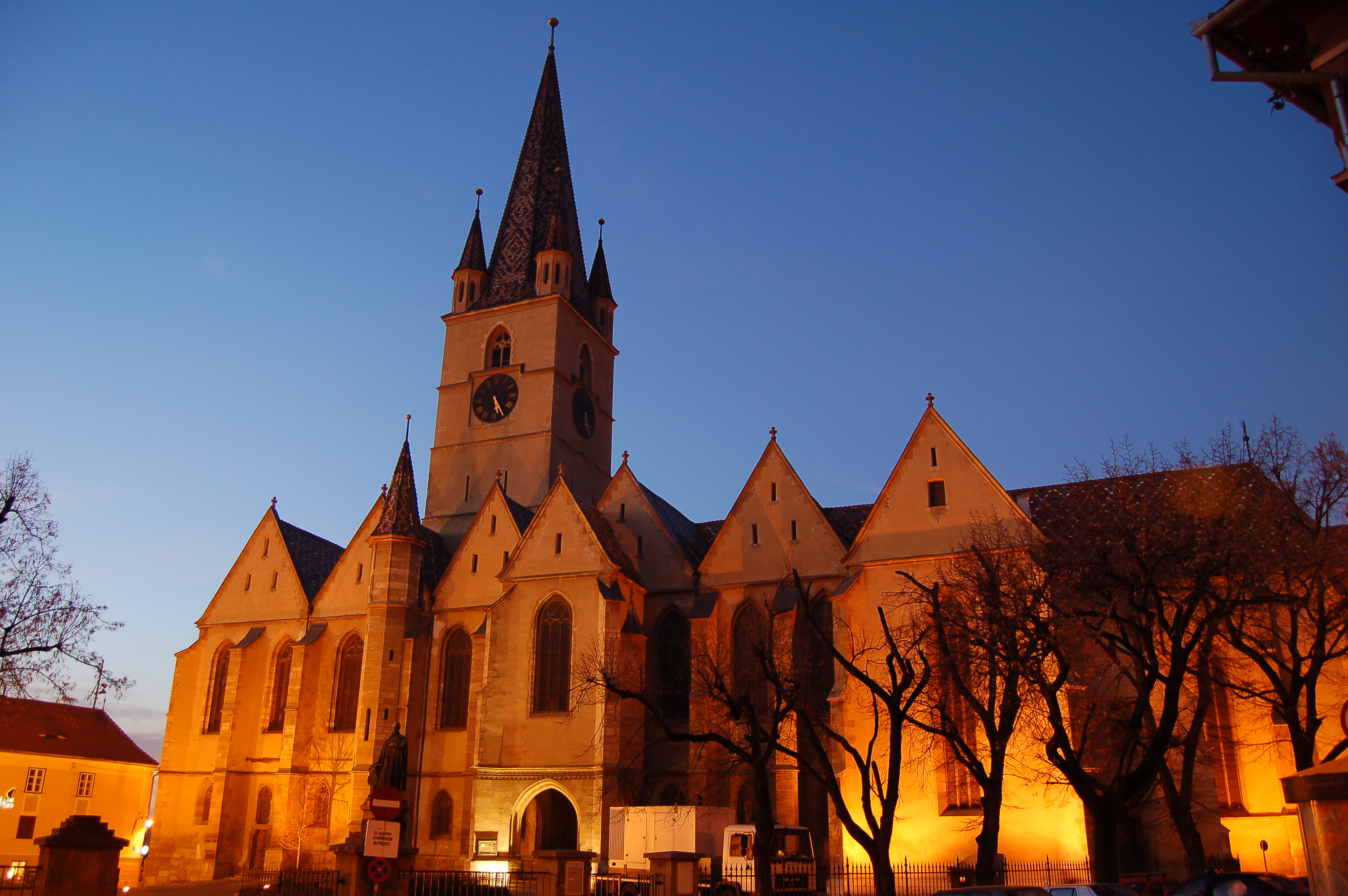 File:Biserica evanghelica vedere fata-sibiu.jpg - Wikimedia Commons