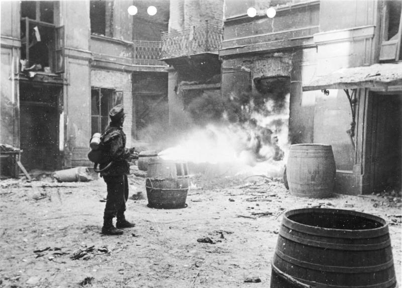 File:Bundesarchiv Bild 146-1996-057-10A, Warschauer Aufstand, Soldat mit Flammenwerfer.jpg