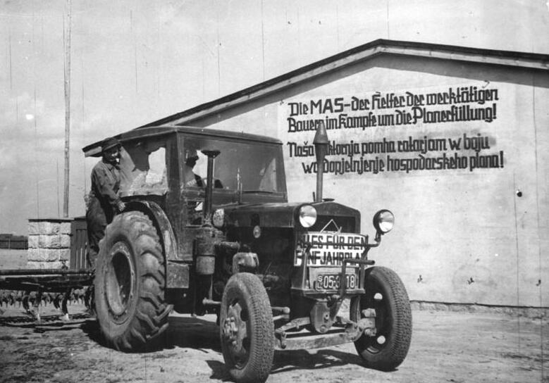 RS01 -  Pionier -  FAMO Bundesarchiv_Bild_183-10408-0002%2C_Panschwitz%2C_Traktor_die_MAS_verlassend