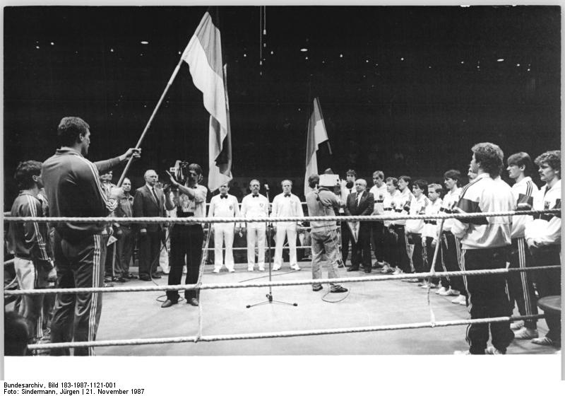 File:Bundesarchiv Bild 183-1987-1121-001, Rostock, Boxländerkampf DDR-BRD, Eröffnung.jpg