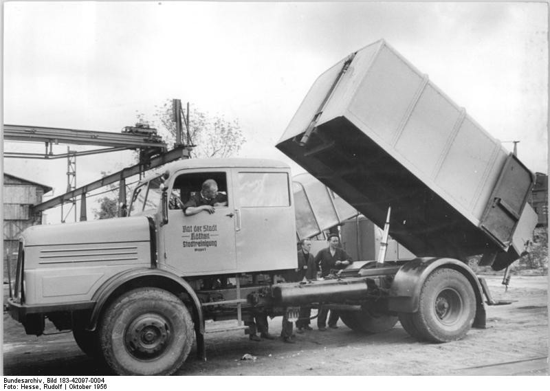 Der IFA H6 (Horch, 6 Tonnen Nutzlast)  Bundesarchiv_Bild_183-42097-0004%2C_VEB_Spezialfahrzeugwerk_Berlin%2C_Spezialm%C3%BCllwagen