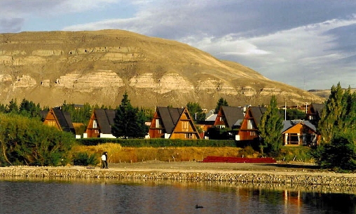 File:Cabañas - El Calafate.jpg