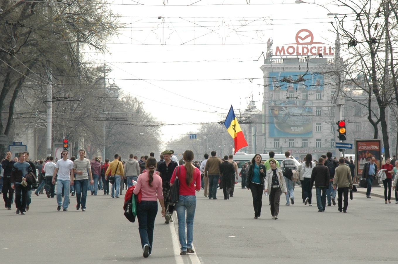 Население кишинева. Лозунги Молдавии 2009. Moldova crowd.