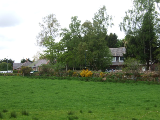 File:Cottages on Woodside Road - geograph.org.uk - 811650.jpg