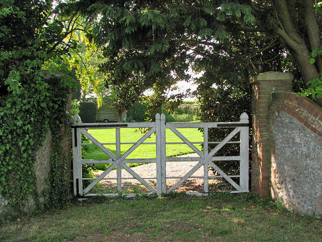 File:Entrance to Happisburgh Hall - geograph.org.uk - 812062.jpg