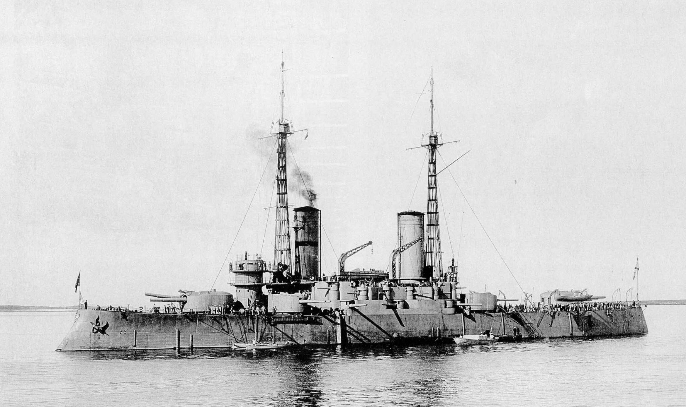 https://upload.wikimedia.org/wikipedia/commons/b/bd/Imperator_Pavel_battleship.jpg