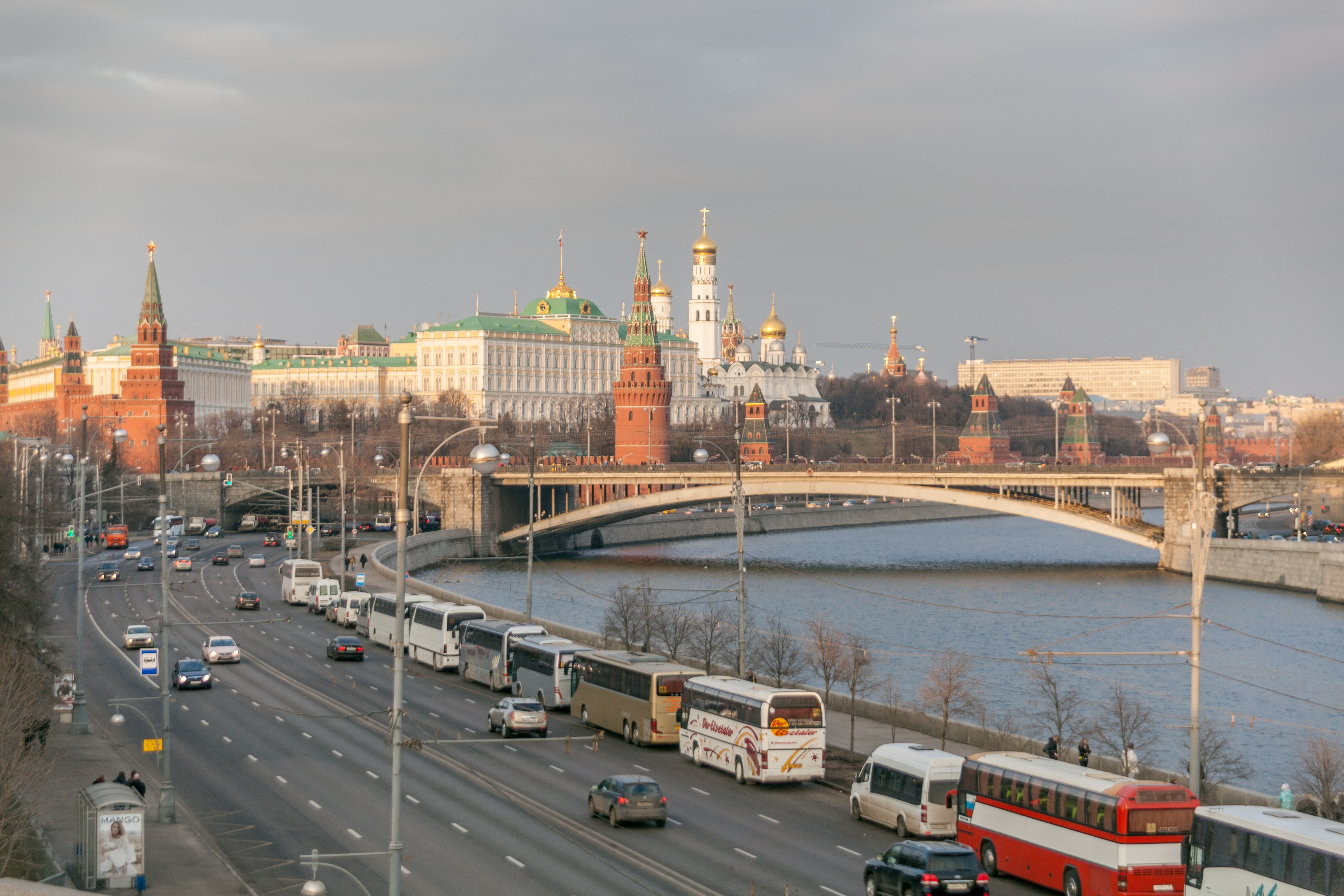 Famous russian cities. Кремль Москва 2006. Москва Кремль раннее утро едет машина. Лавка в Кремле. Центр 800 Лавка Кремль.