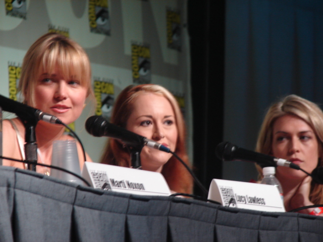 File:Lucy Lawless, Allison DuBois and Jenny Baird (946129700).jpg