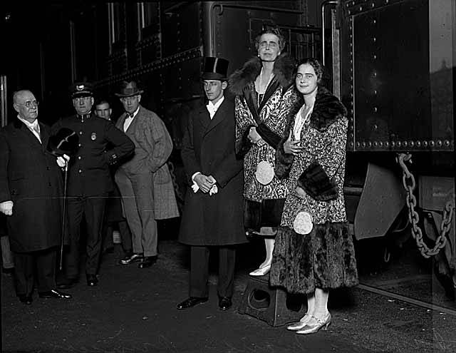 File:Queen Marie of Romania with Princess Illeana and Prince Nicholas, Seattle, 1926 (MOHAI 483).jpg