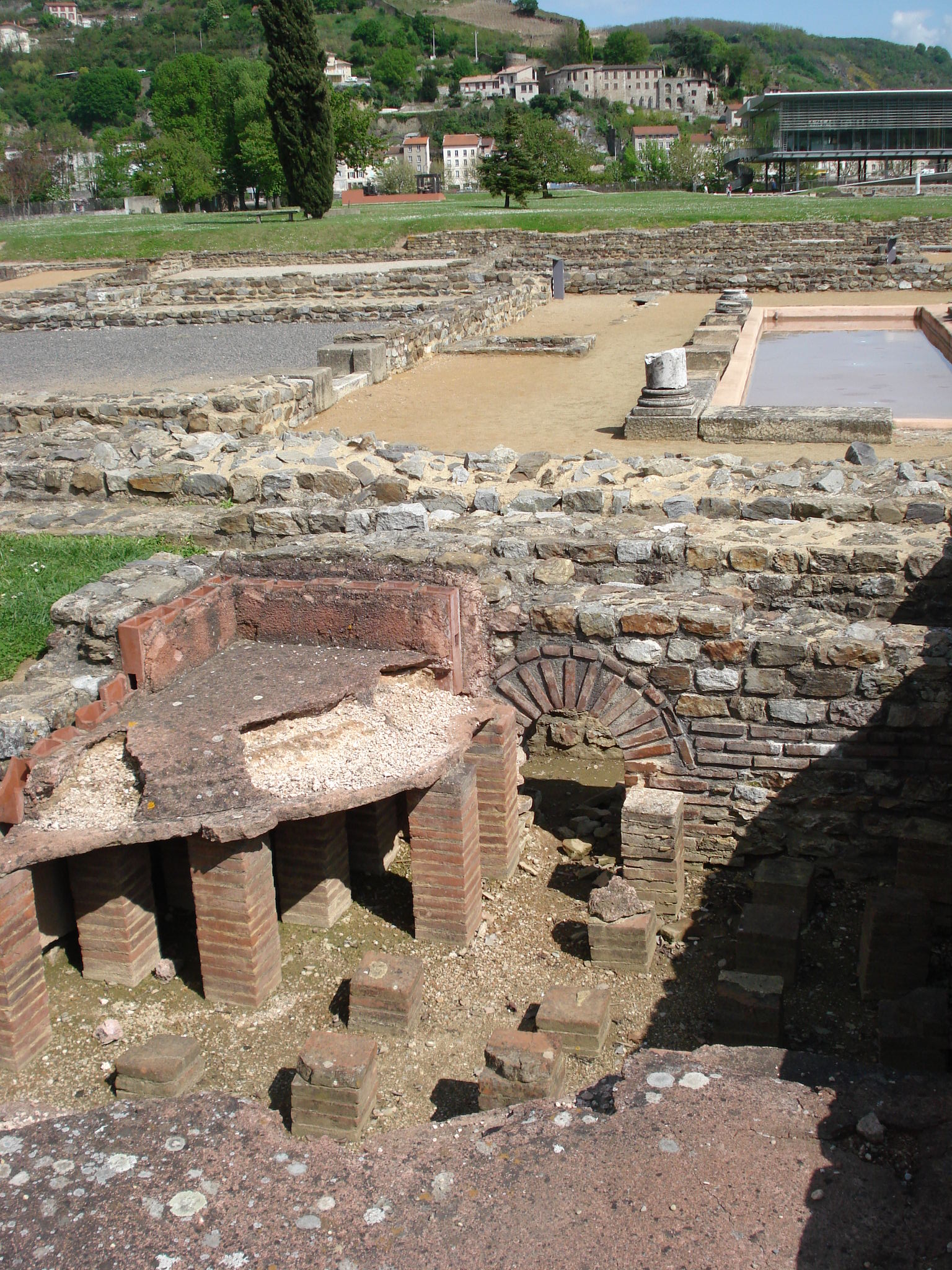 File:Saint-Romain-en-Gal - Musée gallo-romain - Coupelle et