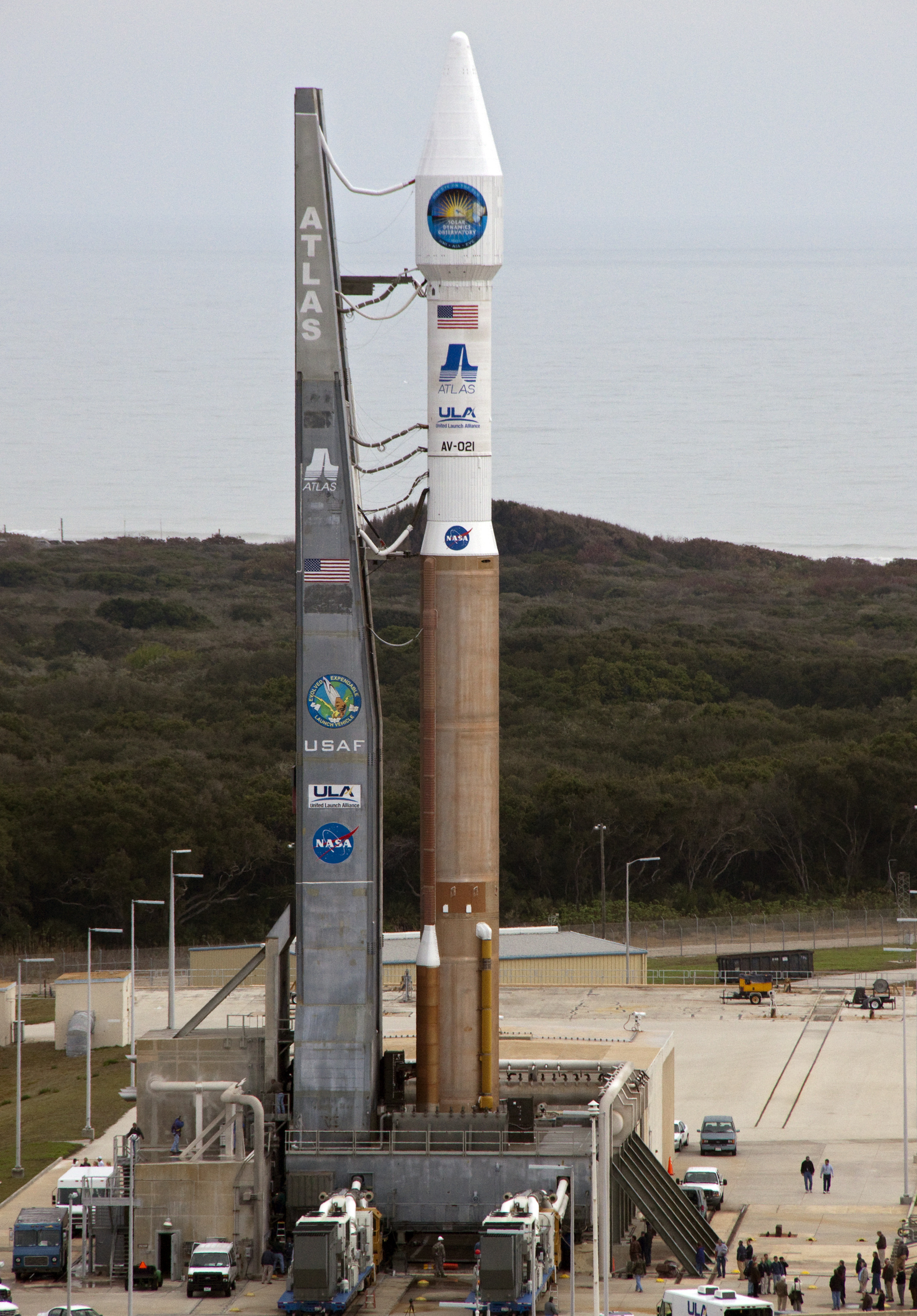 Filesdos Atlas V 401 On Launch Pad 41 Wikimedia Commons