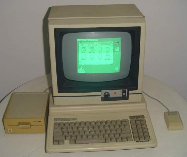 Microdigital TK-3000 IIe mit Monitor, 5,25" Diskettenlaufwerk und Apple-Maus