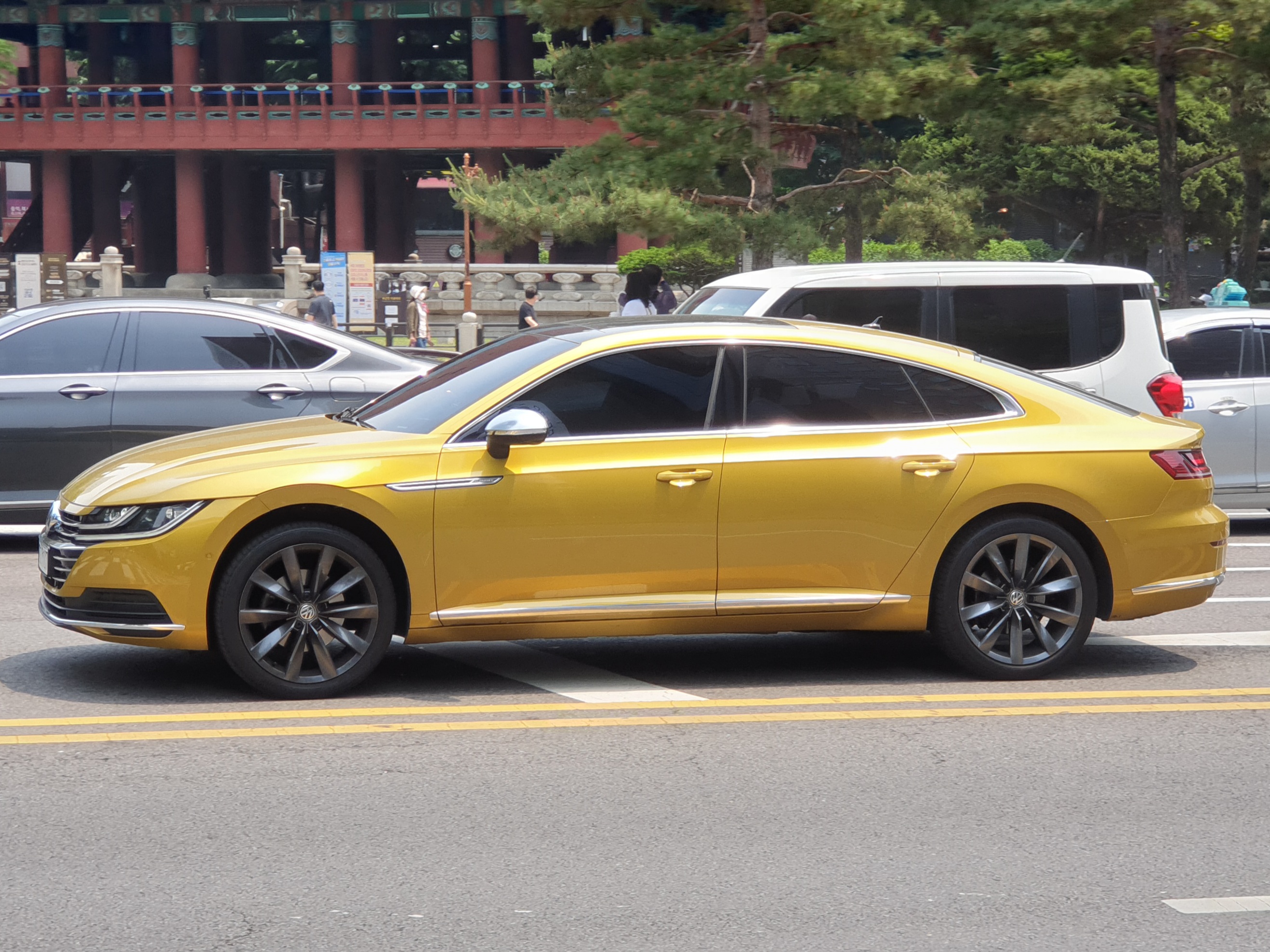File:Volkswagen Arteon 2.0 TDI 3H7 Curcuma Yellow Metallic (1).jpg