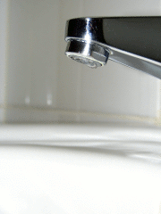 Bir musluktan yerçekiminden etkilenip damlayan su damlacığı. (Üreten: Commons:User:Chris 73)
