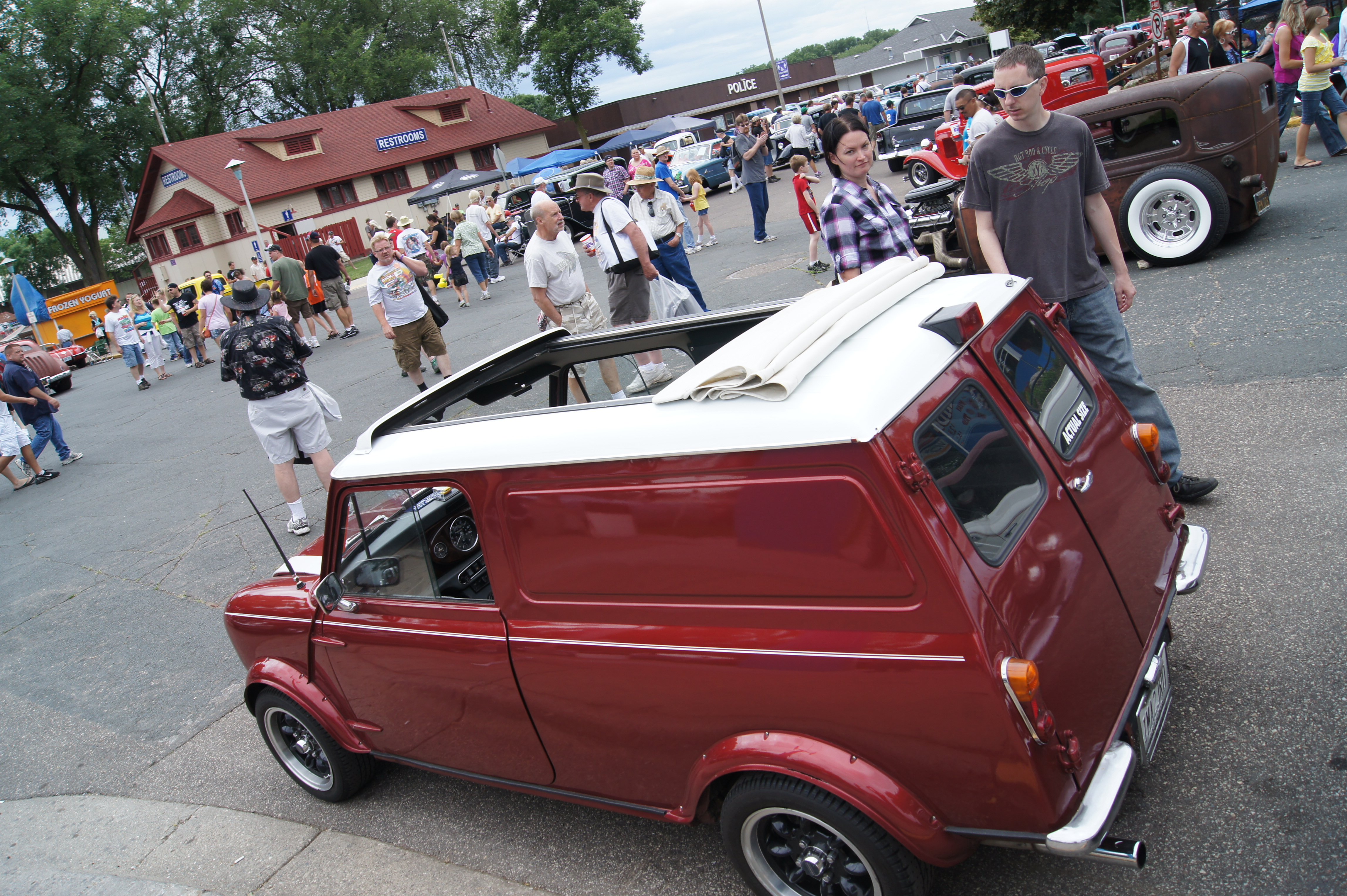 File:1964 Austin Mini Panel Van 