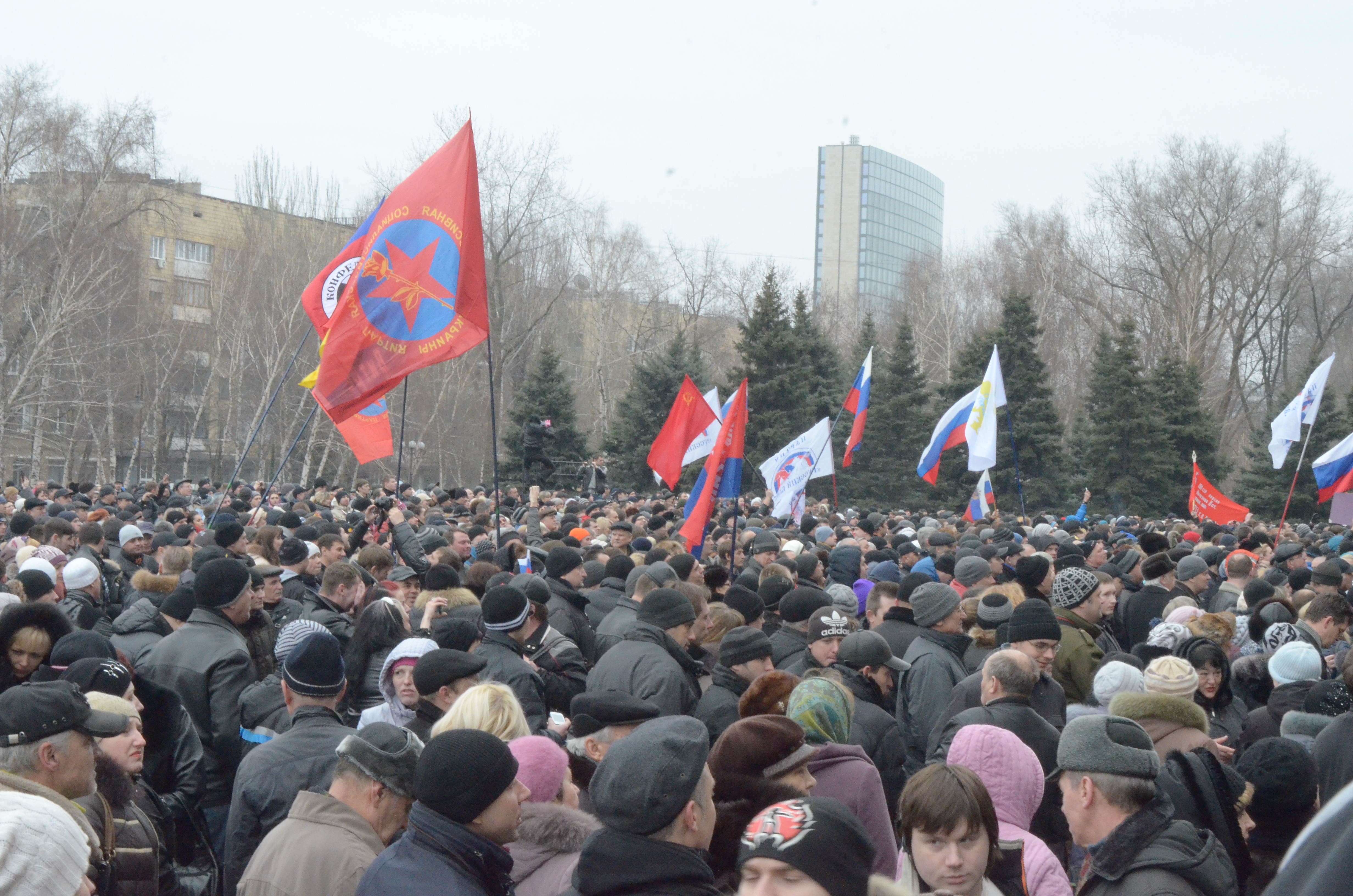 Донецк 2014. Митинг в Донецке 2014. Митинг в Донецке 1 марта 2014. Митинг 2014 март Донецк. Митинги в Мариуполе 2014.