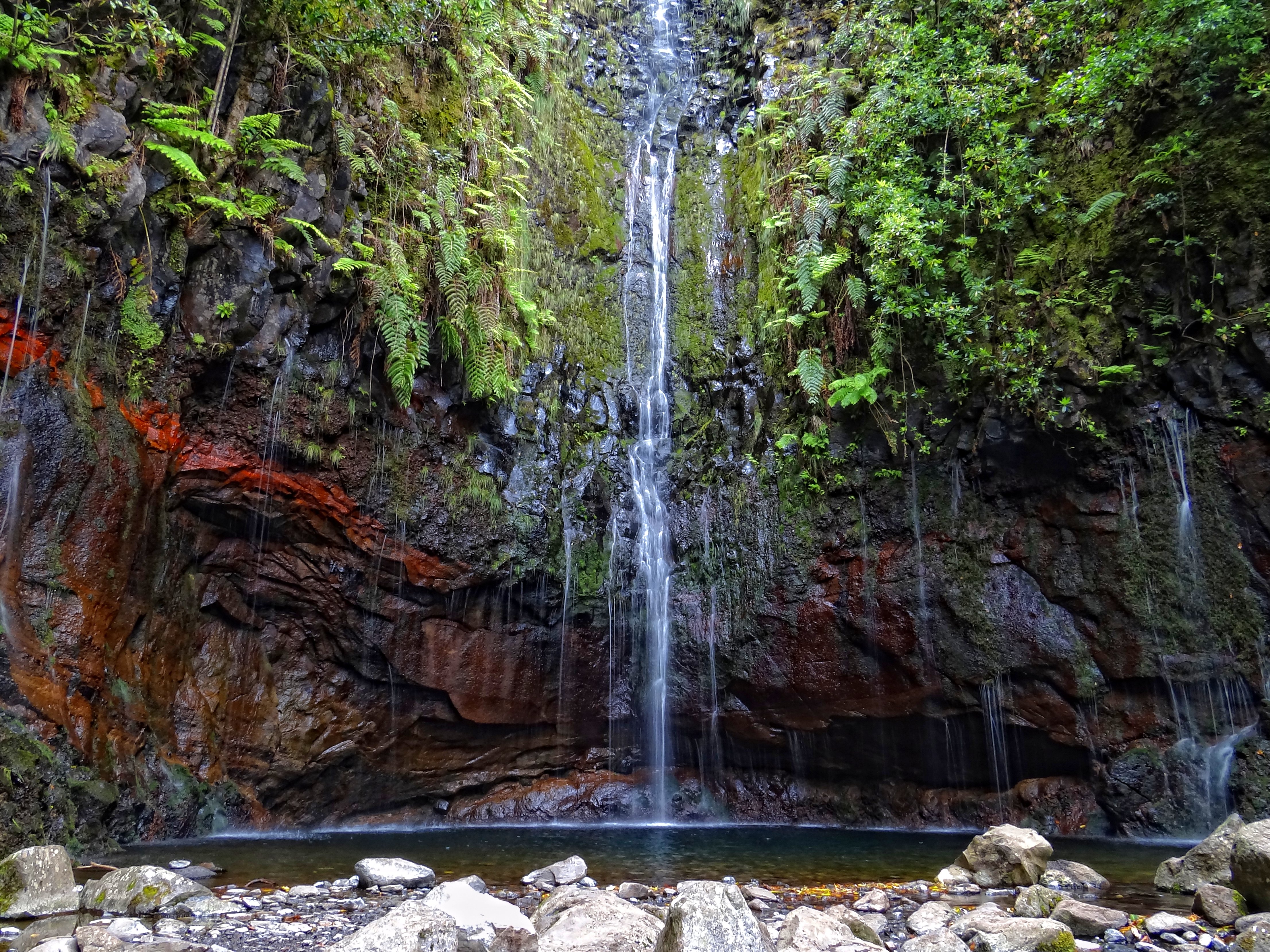 File:Mota Bandeira, waterfalls in Atsabe.jpg - Wikipedia