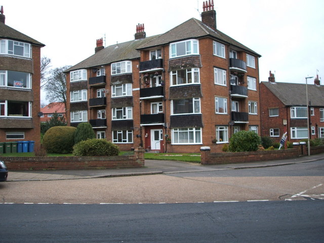 File:Apartments on Lowdale Avenue - geograph.org.uk - 4835384.jpg