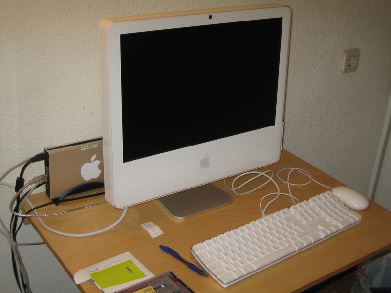 File:Apple iMac G5 with iSight.jpg