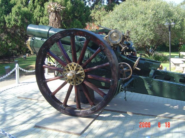 File:BL6inch26cwtHowitzer71SiegeBatteryMemorialJburgZooLeftSide.jpg