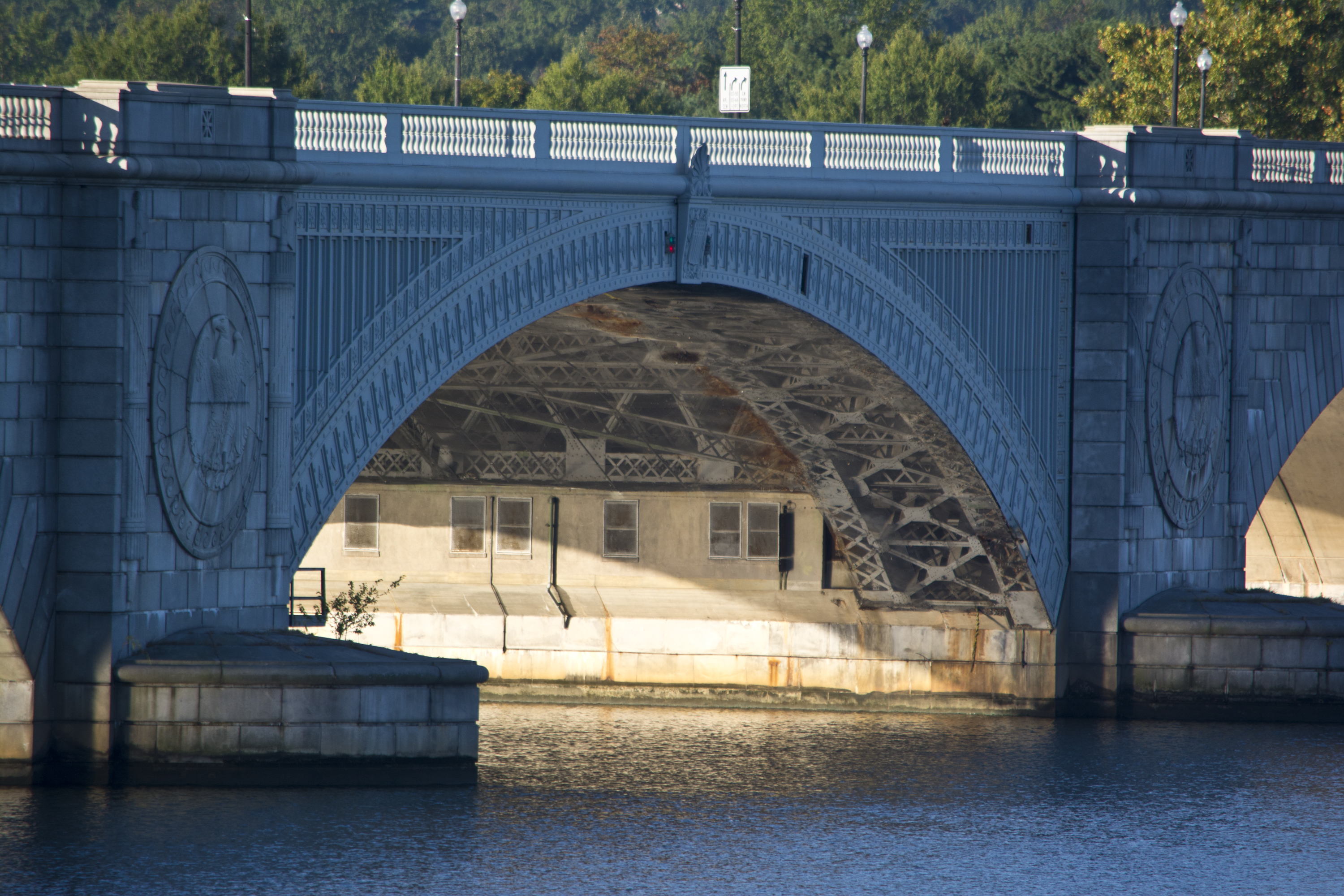 American most. Мемориальный мост Вашингтон. Мост Арлингтон мемориал. Bascule мост. Бостон США мосты.