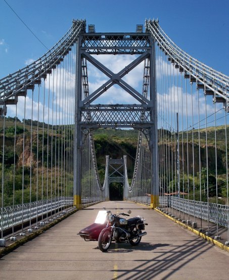 File:Bmw R60-6 en el Puente Libertador.jpg