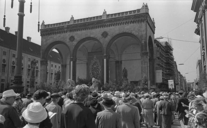 File:Bundesarchiv B 145 Bild-F008321-0004A, München, Fronleichnamsprozession.jpg