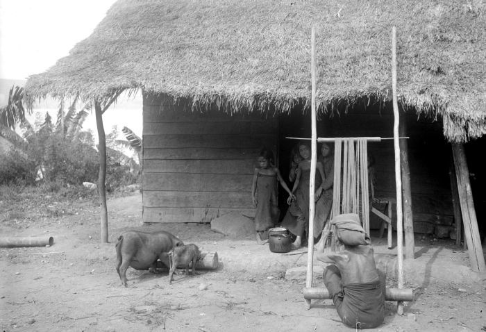 File:COLLECTIE TROPENMUSEUM Een vrouw aan het weefgetouw voor een woning in westerse stijl te TigaRas Toba-Bataklanden TMnr 10014500.jpg